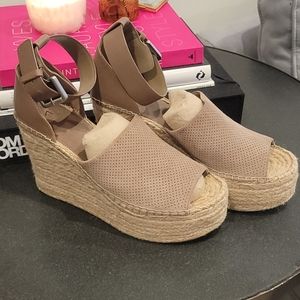 Marc Fisher LTD Adalyn Espadrille Wedge - 8 - Tan